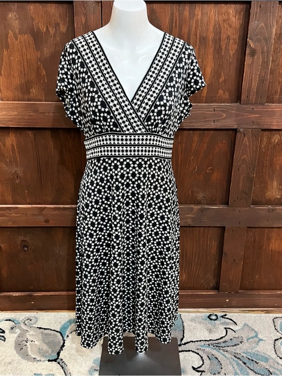 Maggy London Dresses & Skirts - Maggy London Black & White Geometric V-Neck Fit-and-Flare Midi Dress